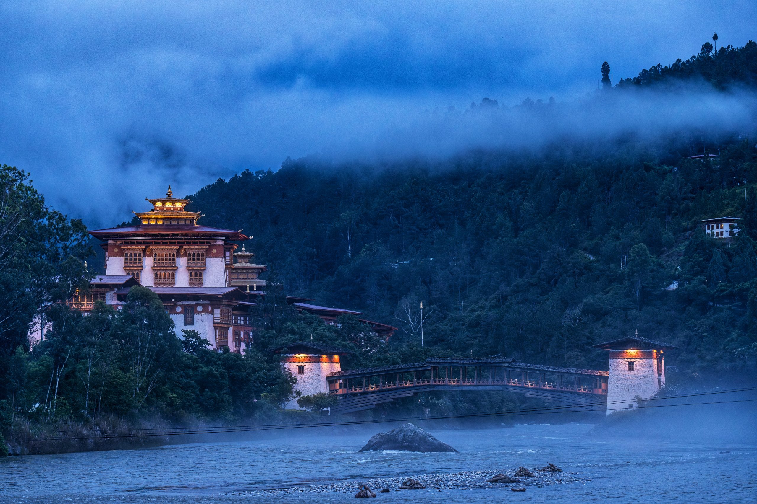 Wangdue Phodrang Dzong in dawn